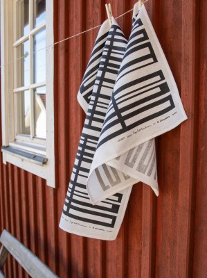 Snapp, kökshanddukar upphängda på lina