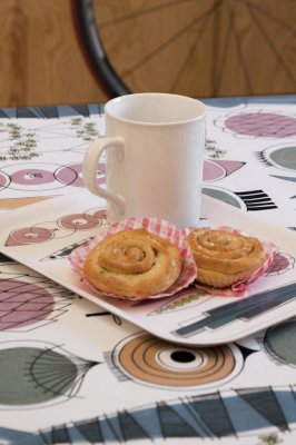 Fika uppdukat på Picknick, vaxduk på metervara