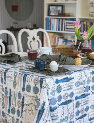 Bord med Picknick, blå/beige vaxduk på metervara