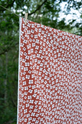 Belle Amie, vaxduk metervara, terrakotta, 145cm