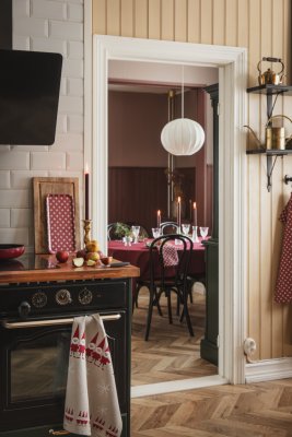 Korg, röd bricka som inredningsdetalj