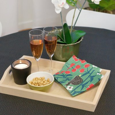 Dukning med Körsbärsträdgården, gröna pappersservetter