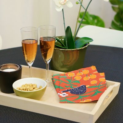 Dukning med Körsbärsträdgården, röda pappersservetter