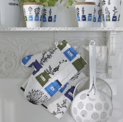 Persons kryddskåp, blå grillvante