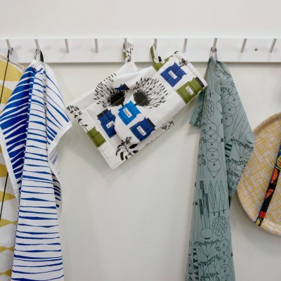 Persons kryddskåp, blå grillvante