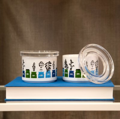 Persons kryddskåp, porslinsburk m lock, blå