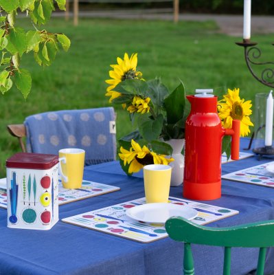 Picknick plåtburk på dukat bord