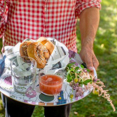 Fika serverad på Picknick, rund bricka