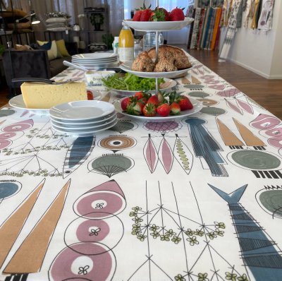 Bord med Picknick, blå/rosa vaxduk på metervara